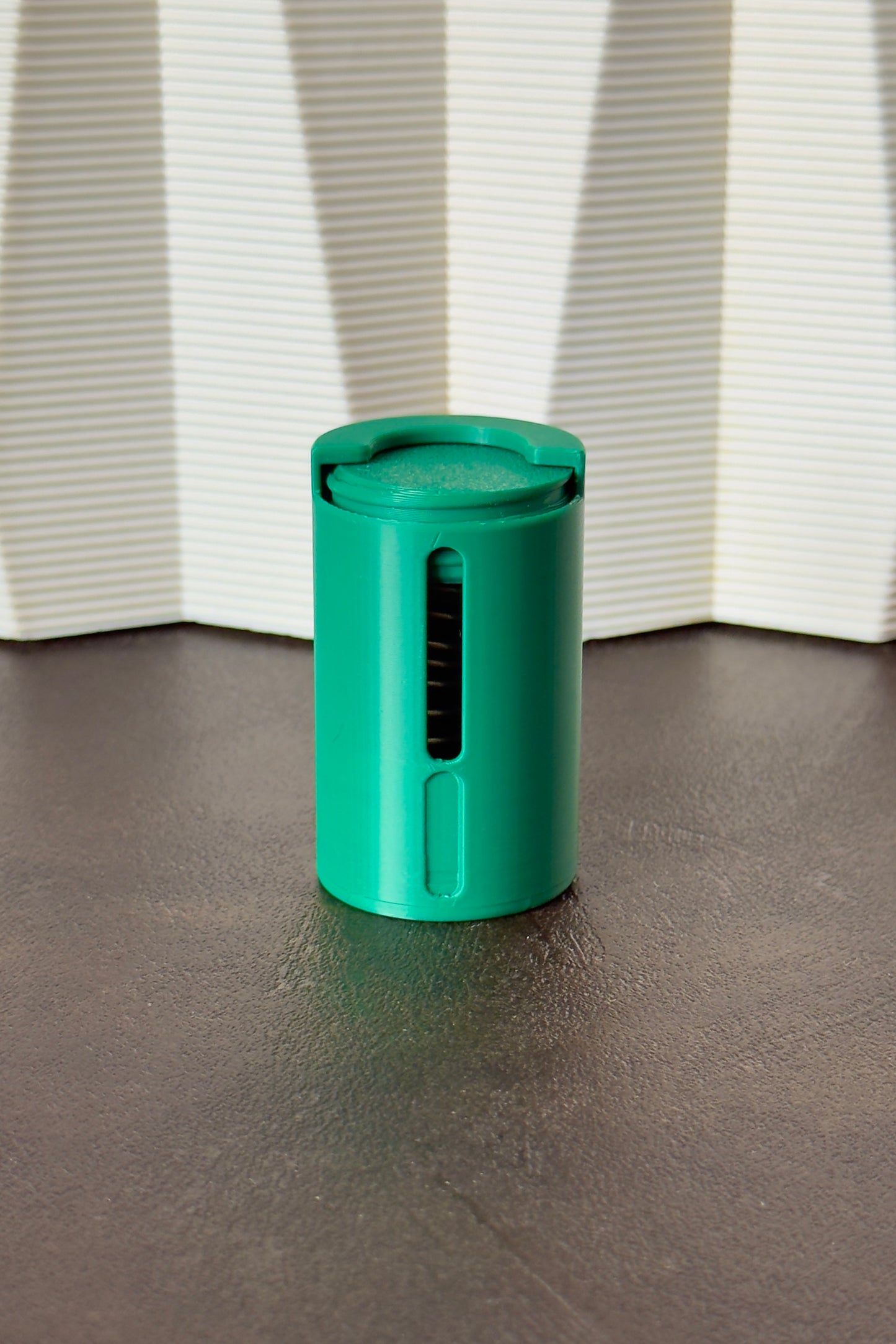 “Mean Green” Muntenkoker met Springveer (Klein)